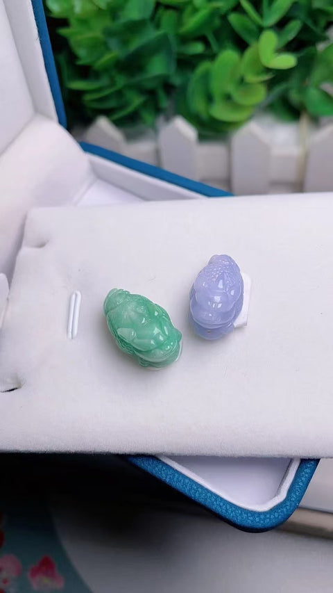 Liontin Jangkrik Emas Jadeite Alami Bahan batu giok tua yang halus dan hangat, dengan kepala penuh air Ukuran 2,5 * 1,4 cm Termasuk ongkos kirim dan pajak