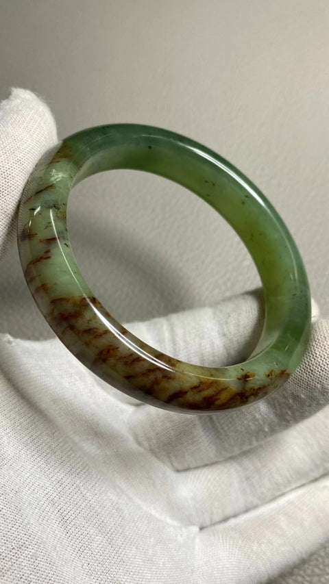 Gelang Giok Giok Bunga Cui Giok Ukuran 57-59mm Ukuran 58.1mm Lebar Sisi 12.9mm Giok ini terbentuk secara alami dan polanya acak Sudah termasuk ongkos kirim dan pajak.