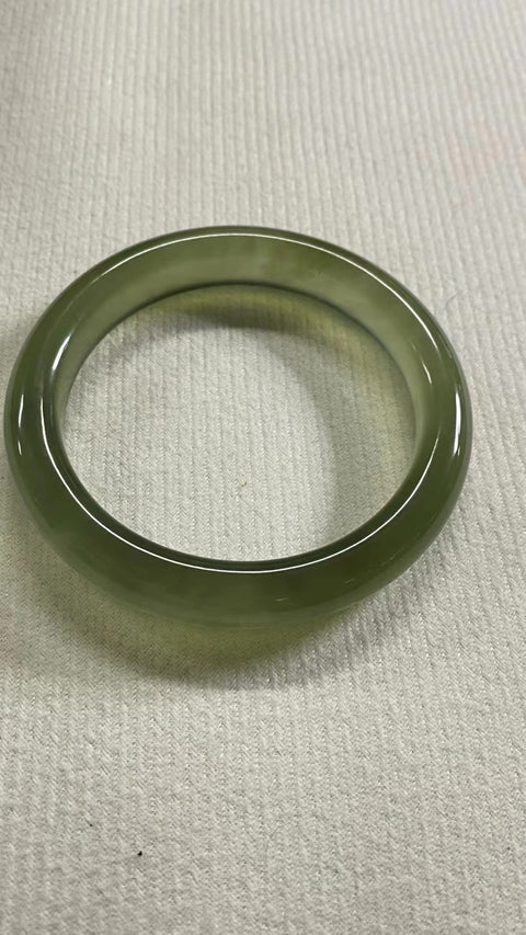 Gelang Es Giok Cui Giok Abu-Abu Alami Ukuran 61-63mm Ukuran 62.6mm Lebar Sisi 12.2mm Giok ini terbentuk secara alami dan polanya acak Sudah termasuk pajak pengiriman.