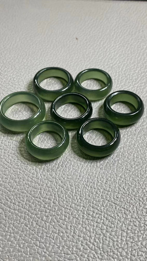 Cincin Hijau Penuh Giok Cui Fine Cui Jade Ukuran 16-23mm Giok halus dan hangat dengan warna-warna yang indah Pengiriman dan pajak sudah termasuk.