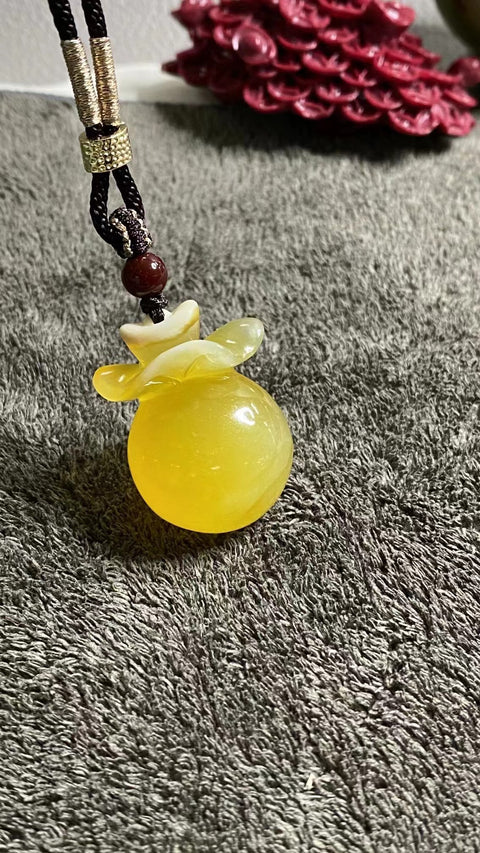Liontin Tas Uang Kuning Lilin Lebah Giok Kuba Alami Ukuran 33 * 23.5mm Gaya: Giok Bersih, Halus dan Hangat Sudah termasuk pajak pengiriman.