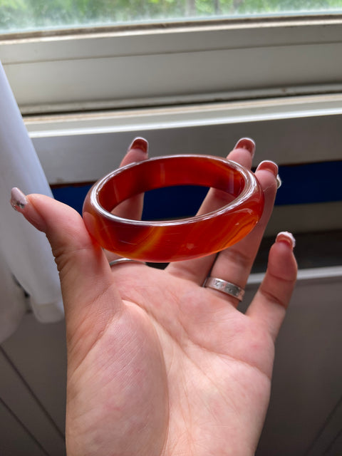 Gelang batu akik merah alami dengan pola yang indah Ukuran 56.2mm Lebar sisi 14mm Batu giok terjadi secara alami Pola acak Pengiriman dan pajak sudah termasuk