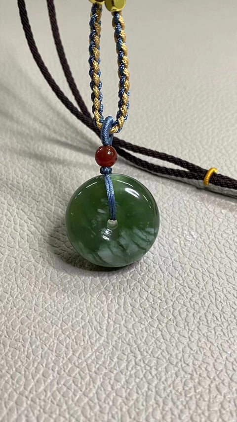 Liontin giok Cui alami dengan pola yang indah, ukuran 27 * 12mm, bersih, halus dan hangat, sudah termasuk ongkos kirim dan pajak.
