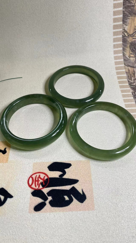 Gelang bahan giok Cui halus 180 gelang penutup susu Qingti Ukuran 61-63mm Ukuran 62.5mm Lebar sisi: 11.5, 11.5, 13.6mm Batu giok adalah 20 untuk pola yang terjadi secara alami secara acak Sudah termasuk pajak pengiriman