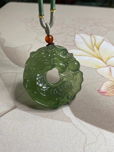 Giok Naga Ikan Cui Giok Naga Alami bersih, halus dan hangat Ukuran 45 * 44mm Sudah termasuk pajak pengiriman.