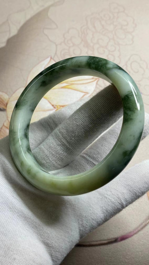 Gelang Cui Giok Minyak Tua Cui Giok Alami Ukuran 62-64mm Ukuran 63.1mm Lebar Sisi 12.6mm Giok terjadi secara alami Pola acak Pengiriman dan pajak sudah termasuk.