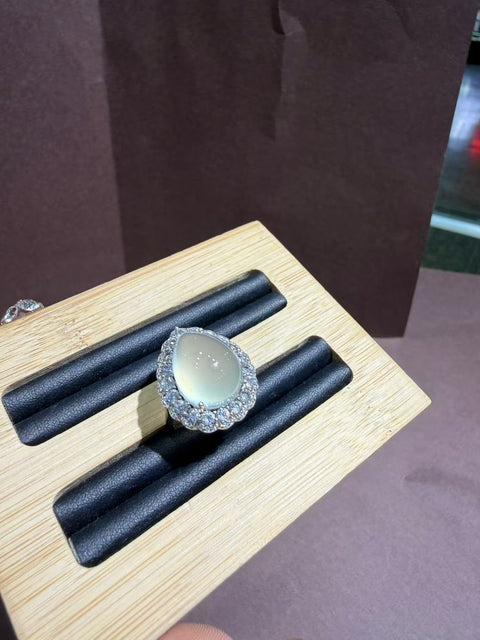 Cincin tetes air mata cabochon giok Xiuyan! Dimensi : 16mm x 12mm. Gratis ongkos kirim dan pajak.