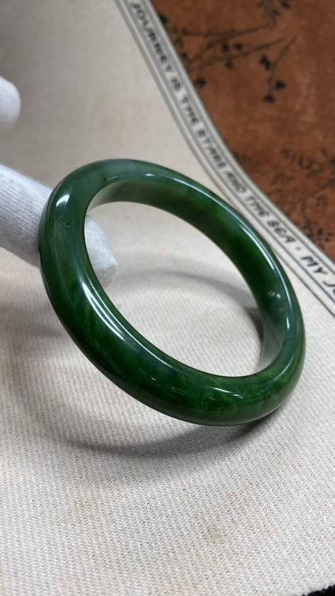Giok Hetian istimewa—gelang giok berwarna hijau bayam; warna hijau yang indah. Diameter 58,5 mm; lebar: 11,5 mm. Semua batu terbentuk secara alami. Gratis ongkos kirim dan pajak.
