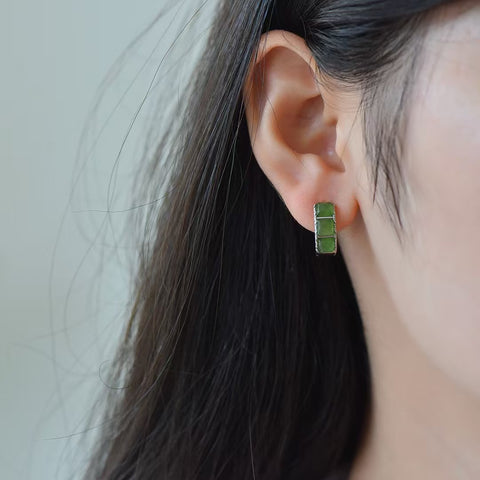 Anting Perak S925 dengan Giok Bayam Hetian 12561# Ukuran batu: 4×4 mm. Gratis ongkos kirim dan pajak.