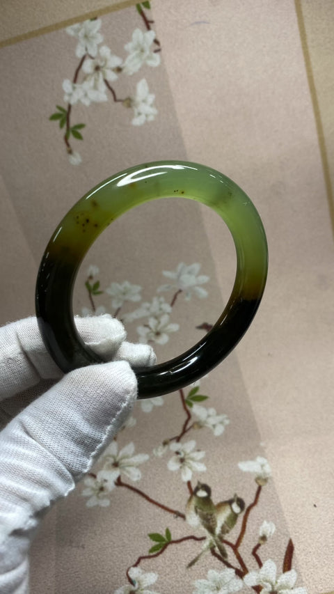 Gelang giok Xiuyan yang indah dengan efek warna gradasi; Diameter 56,6 mm, Lebar sisi 10,3 mm. Semua batu terbentuk secara alami, gratis ongkos kirim dan pajak.