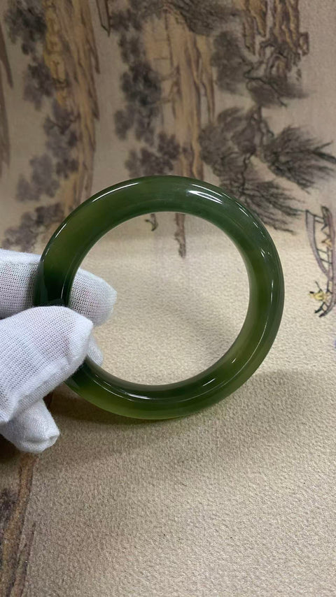 Gelang giok Xiuyan yang indah, berwarna hijau pekat dengan zamrud yang berkilauan, Diameter 57,2 mm, lebar tepi: 11,3 mm. Semua Batu Terbentuk Secara Alami. Gratis Ongkos Kirim Dan Pajak.