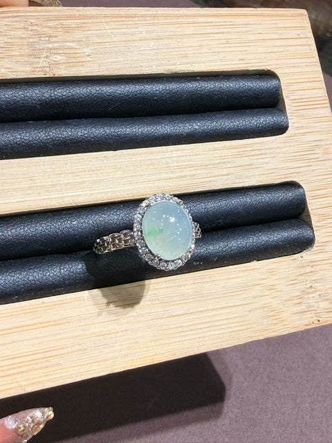 Cincin giok alami jadeite Grade A dengan bingkai perak 925. Gratis ongkos kirim dan pajak.
