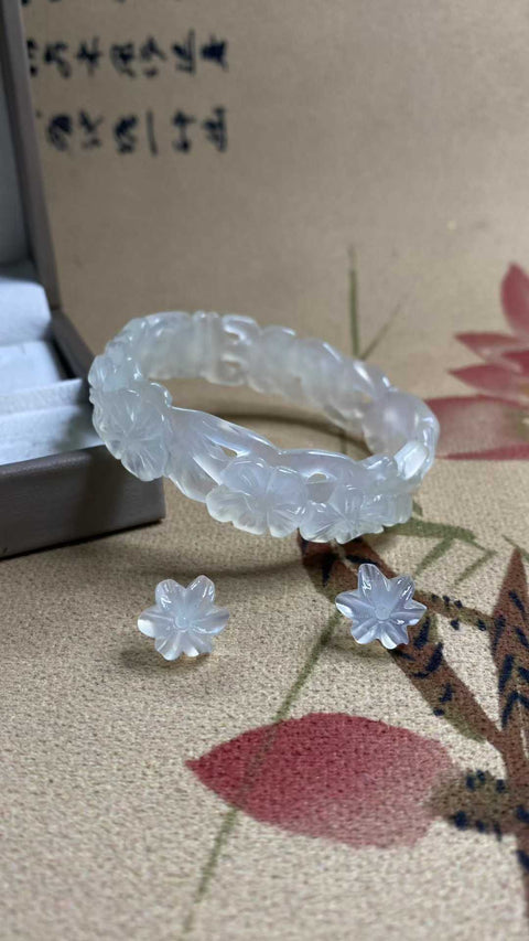 Set perhiasan giok Xiuyan yang indah ini terdiri dari gelang (diameter dalam 55,2 mm, lebar samping 16 mm) dan anting-anting (12 mm). Terbuat dari perak sterling 925, semua batu alam. Biaya pengiriman dan pajak sudah termasuk.