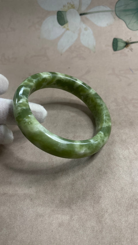Gelang giok minyak tua giok Xiuyan yang indah, giok hijau mengambang, kekayaan seumur hidup, setiap gaya memiliki warna yang unik, diameter dalam: 60,1mm, lebar samping 14,3mm, batu alam dihasilkan secara alami, polanya acak