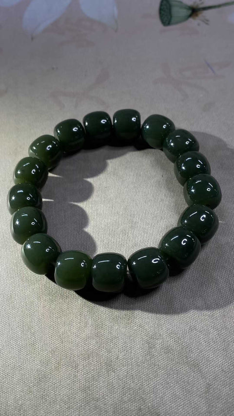 Gelang giok Hetian yang indah, dengan tekstur hangat dan berkilau serta struktur yang seragam. Dimensi: 12,2 x 11 mm. Biaya pengiriman dan pajak sudah termasuk.