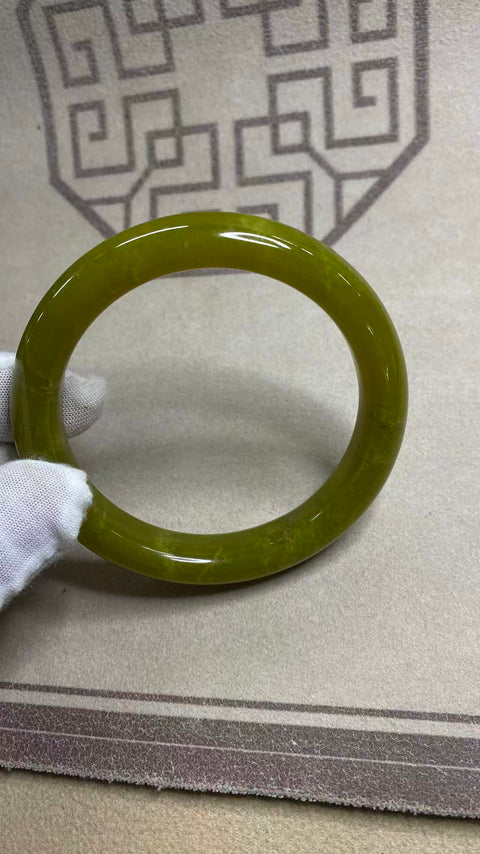 Gelang giok Xiuyan berbentuk alpukat yang indah, diameter dalam: 65 mm, lebar samping: 13,5 mm. Semua batu terbentuk secara alami. Biaya kirim dan pajak sudah termasuk.