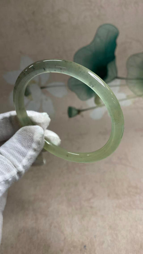 Liontin giok Xiuyan "Beauty" yang indah, diameter dalam: 62,5 mm, tebal liontin: 8 mm. Semua batu terbentuk secara alami. Harga sudah termasuk ongkos kirim dan pajak.