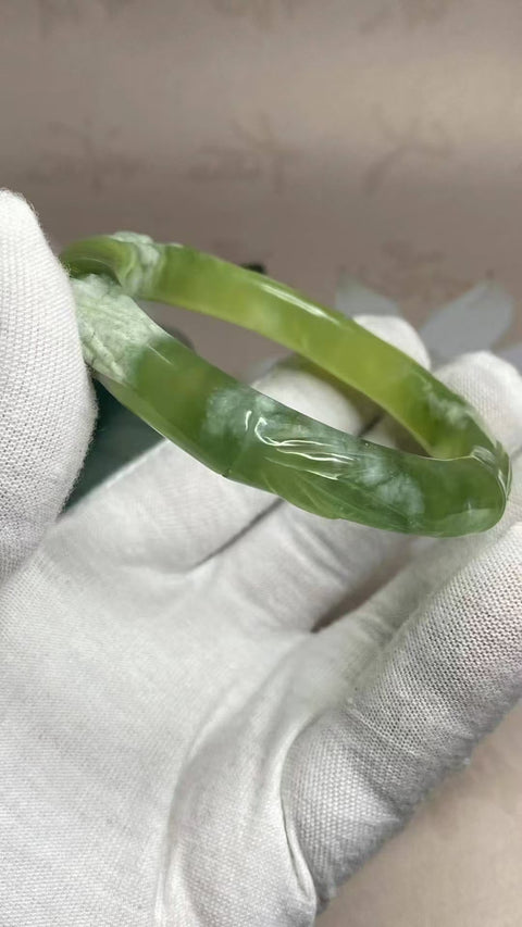 Bambu Membawa Kedamaian: Gelang ukiran giok Xiuyan yang indah, diameter dalam: 58,2 mm, lebar samping: 11 mm. Semua batu terbentuk secara alami. Biaya kirim dan pajak sudah termasuk.