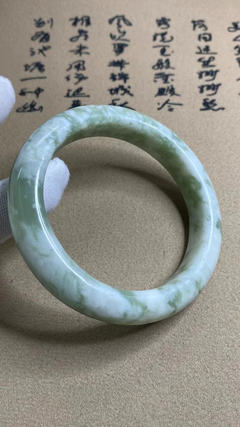 Gelang Giok Cui Tua Alami Ukuran 59-61mm Lebar Sisi 14mm Ukuran 60.8mm Giok ini semuanya muncul secara alami Pola-polanya acak Termasuk ongkos kirim dan pajak.