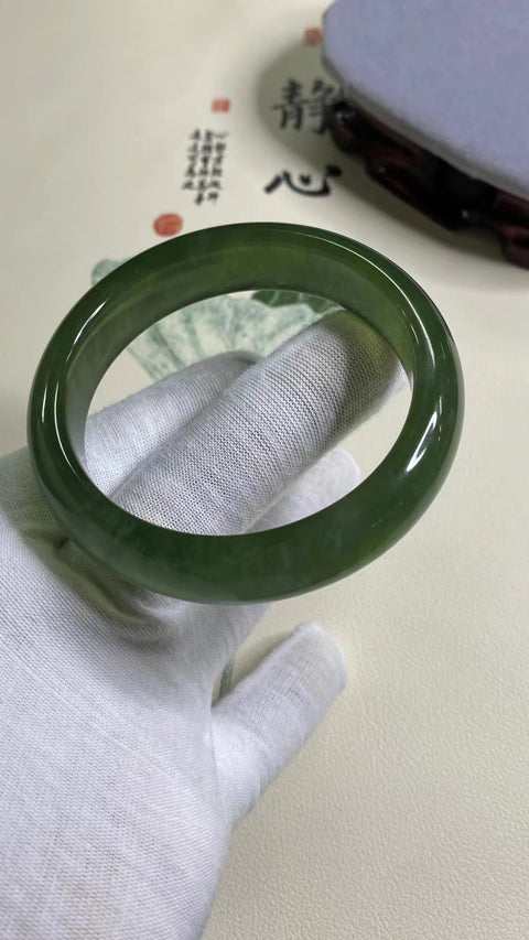 Gelang Hijau Penuh Giok Cui Fine Jade Ukuran 58-60mm Ukuran 59.2mm Lebar Sisi 14.8mm Giok ini terbentuk secara alami dan polanya acak Sudah termasuk ongkos kirim dan pajak.