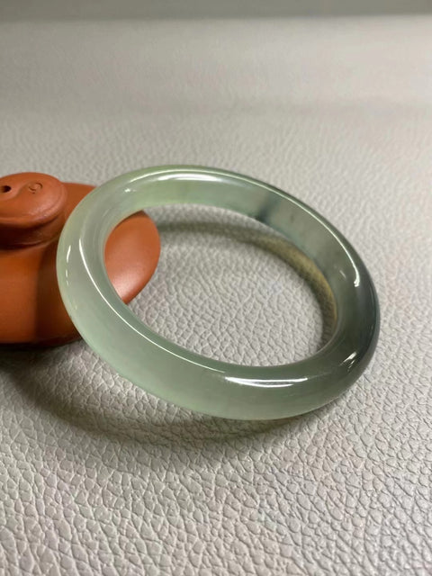 Gelang Es Giok Cui Giok Abu-abu Ukuran 54-56mm Ukuran 55.3mm Lebar Sisi 10mm Giok ini terbentuk secara alami dan polanya acak Sudah termasuk pajak pengiriman.