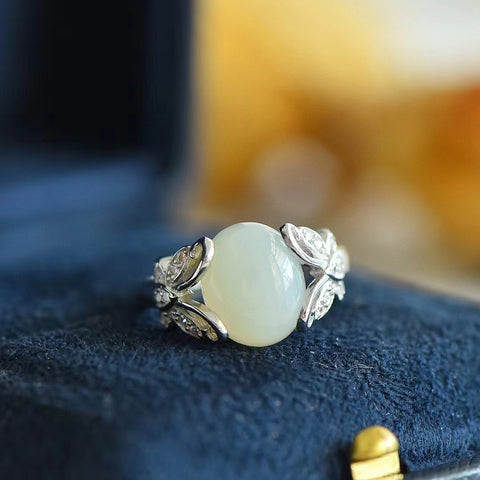 Cincin Kupu-Kupu Giok Hetian Alami yang terbuat dari perak 925, gioknya bersih, halus dan hangat, gayanya indah dan elegan, sudah termasuk pajak pengiriman.