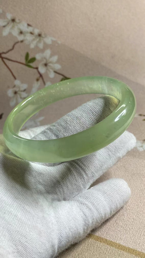 Gelang Badai Salju Hijau Es Giok Cui Giok Alami Ukuran 59-61mm Ukuran 60.3mm Lebar Samping 12.3mm Giok semuanya terjadi secara alami Pola acak Sudah termasuk pajak pengiriman.