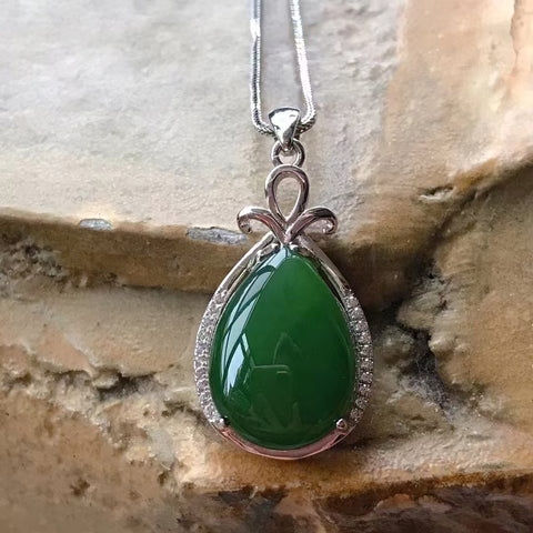 Kalung giok alami dari perak polos dengan permukaan telur Giok bersih dan halus serta hangat Ukuran 13 * 18mm & 925 pengaturan perak Termasuk pajak pengiriman.