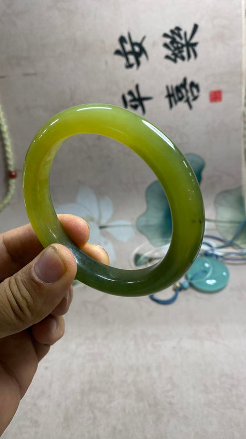Gelang Air Biru Giok Bunga Giok Xiuyan yang Indah, Diameter dalam Super Biru: 61,5mm, lebar samping: 13,6mm, batu alam dihasilkan secara alami, polanya acak, termasuk pajak pengiriman
