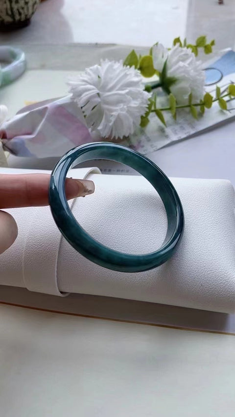 Gelang Batu Giok Air Biru Alami Pola yang indah Batu giok yang bersih, halus dan hangat Ukuran 56mm Batu giok yang terbentuk secara alami Pola acak termasuk pajak pengiriman