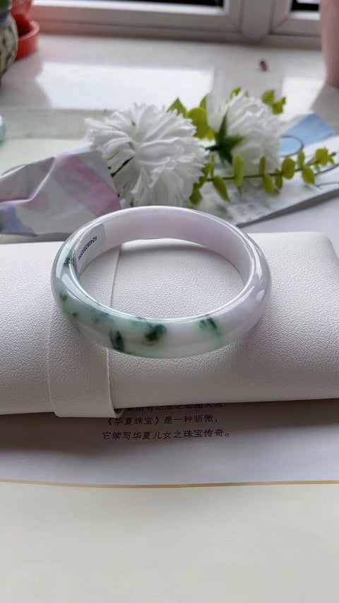 Gelang barang dari batu giok alami Bahan lubang tua Kepala air penuh dengan pola yang indah Ukuran 56mm Batu giok secara alami memiliki pola yang acak Termasuk pajak pengiriman