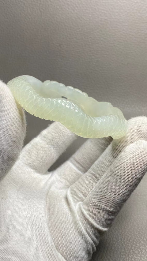 Gelang Bunga Ukiran Giok Cui Giok Alami Ukuran 59-61mm Ukuran 60.3mm Lebar Sisi 11mm Batu giok semuanya terjadi secara alami Pola acak Sudah termasuk pajak pengiriman.