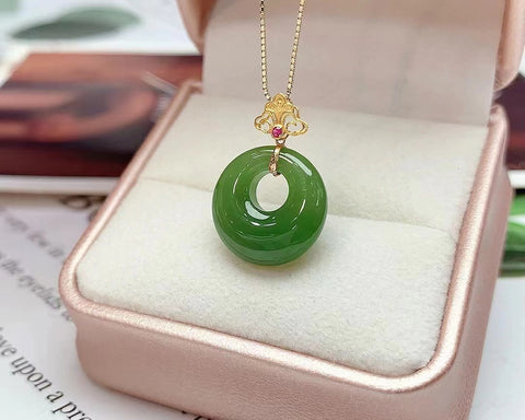 Batu Giok Jasper Putri Gesper Bare Jade bersih, halus dan hangat Warna giok berwarna hijau berminyak, berminyak dan lembab Ukuran 13mm Tebal 4mm Sudah termasuk ongkos kirim dan pajak.