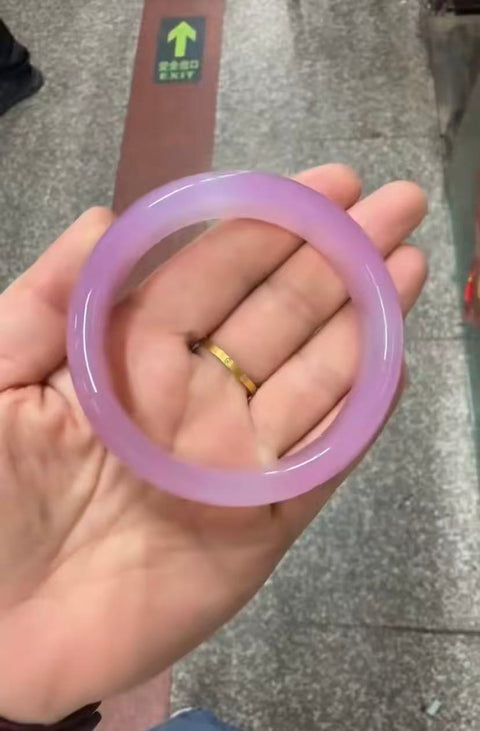 Gelang "bubuk es" kalsedon alami ini dingin dan transparan. Efek genggamannya sangat indah dan bak peri. Ukurannya sekitar: 60-16,5-8㎜. Semua batu alam terbentuk secara alami, dan polanya acak. Biaya kirim dan pajak sudah termasuk.