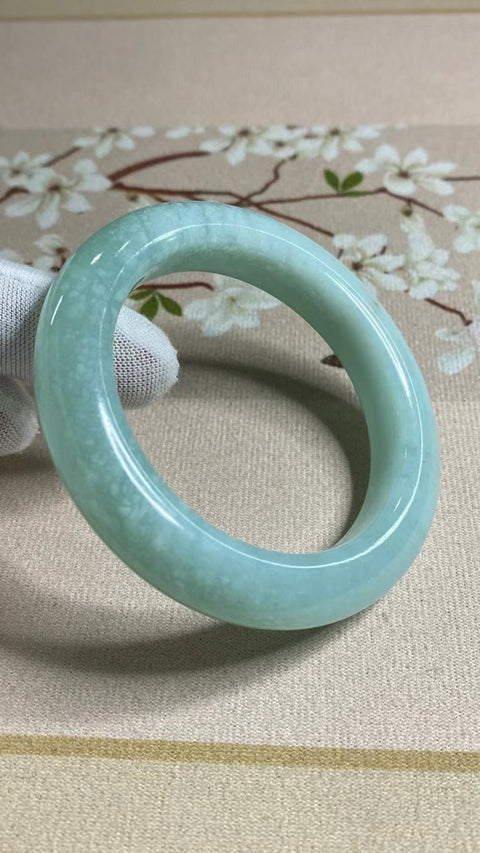 Gelang Es Giok Cui Giok Abu-Abu Alami Ukuran 55-57mm Ukuran 56.3mm Lebar Sisi 12.6mm Giok ini terbentuk secara alami dan polanya acak Sudah termasuk pajak pengiriman.