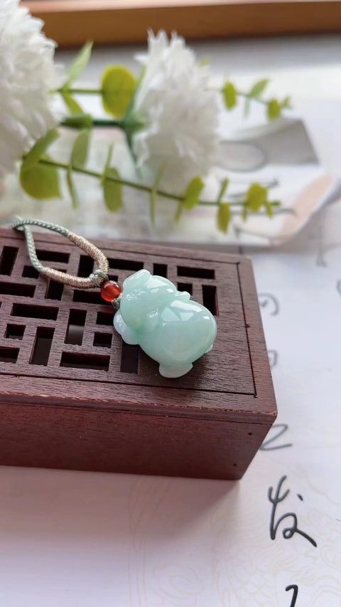 Liontin Anak Babi Jadeite Alami Bahan Pit Tua Bahan Bawah Bawah Hangat dan Hangat Ukuran Kepala Penuh 1.5 * 2.4mm Termasuk Pajak Pengiriman