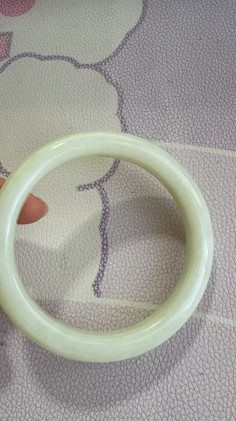 Gelang giok Xiuyan yang indah, diameter dalam: 63mm, lebar samping: 11,4mm. Batunya terbentuk secara alami, dan polanya acak. Biaya pengiriman dan pajak sudah termasuk.