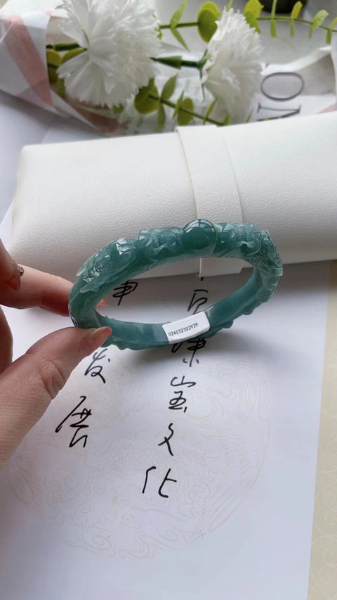 Gelang ukiran batu giok alami Bahan lubang tua Ukuran kepala penuh Batu giok bersih dan halus Batu giok terbentuk secara alami Pola acak Termasuk ongkos kirim dan pajak