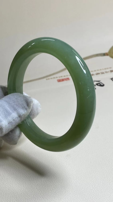 Gelang Giok Cui Alami Ukuran 58-60mm Ukuran 59.9mm Lebar Sisi 11.7mm Giok semuanya alami katakanlah prosesnya berpola acak Sudah termasuk pajak pengiriman