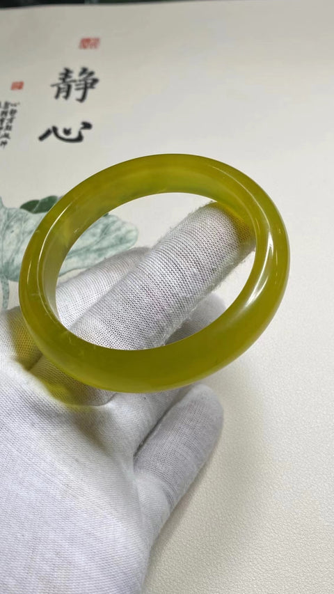 Penawaran Khusus Gelang Kuning Minyak Ayam Giok Cui Giok Alami Ukuran 56-58mm Ukuran 57.5mm Lebar Sisi 13.2mm Giok ini terbentuk secara alami dan polanya acak Sudah termasuk ongkos kirim dan pajak.