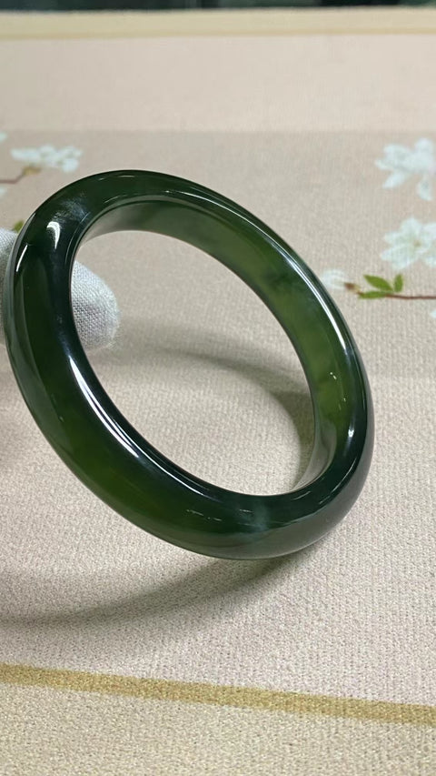 Gelang Bahan Giok Cui Alami 180 Ukuran Gelang 55-57mm Ukuran 56.5mm Lebar Sisi 11.7mm Giok terbentuk secara alami Pola acak Pengiriman dan pajak sudah termasuk.