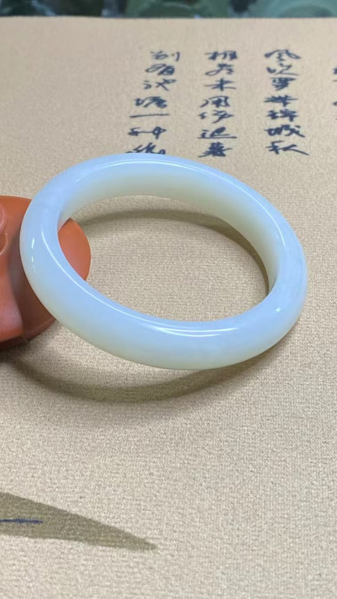 Gelang Cahaya Bulan Putih Giok Cui Giok Alami Ukuran 57-59mm Ukuran 58.3mm Lebar Sisi 12.6mm Giok semuanya terjadi secara alami Pola acak termasuk pajak pengiriman