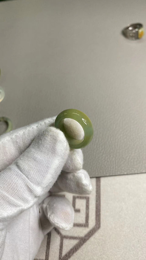 Cincin jari giok halus, kaliber 16mm, harga bekas, giok yang bersih dan halus, sudah termasuk ongkos kirim dan pajak.