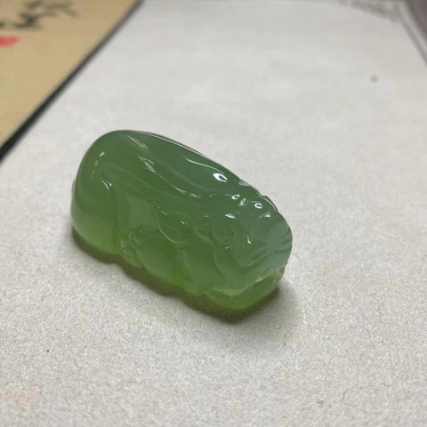 Liontin Giok Alami dengan Pixi, Giok Tembus Cahaya, Bersih dan Halus Ukuran 49 * 25mm Sudah termasuk ongkos kirim dan pajak.