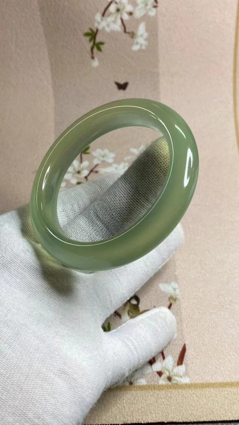 Gelang Hijau Es Giok Cui Giok Alami Ukuran 52-54mm Ukuran 53.4mm Lebar Sisi 11.8mm Giok terjadi secara alami Pola acak Pengiriman dan pajak sudah termasuk.