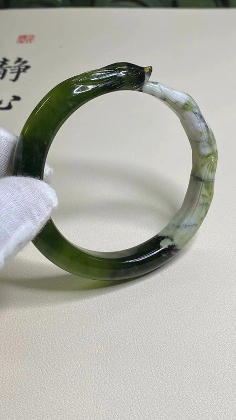 Gelang Bunga Berukir Giok Cui Alami Ukuran 57-59mm Ukuran 58.7mm Lebar Sisi 12.8mm Giok terjadi secara alami Pola acak termasuk pajak pengiriman