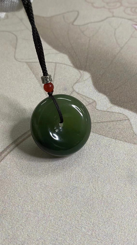 Liontin kancing perdamaian giok alami ukuran 27.5 * 10.8mm Harga terendah Batu giok baik-baik saja dan hangat, sudah termasuk pajak pengiriman.