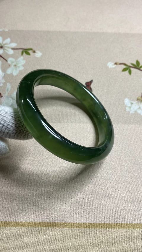 Gelang Bahan Giok Cui Alami 180 Ukuran 57-59mm Ukuran 58.1mm Lebar 12.4mm Batu giok ini terbentuk secara alami dan polanya acak Sudah termasuk pajak pengiriman.