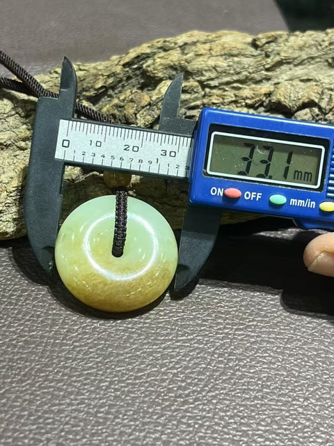 Liontin kancing perdamaian dari batu giok kuning dan putih tua, ukuran seperti yang ditunjukkan, batu giok halus dan hangat, gaya yang indah, sudah termasuk pajak pengiriman.