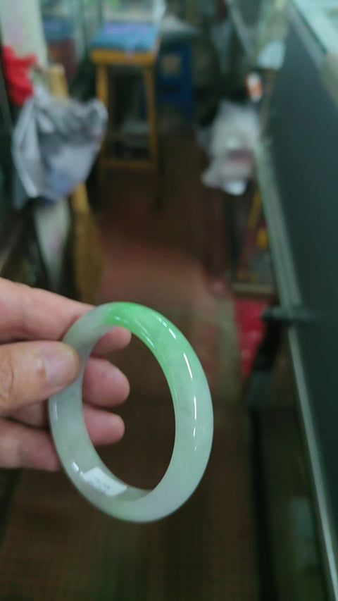 b gelang giok warna giok yang indah Ukuran 58mm Lebar 13.5mm Tebal 8mm Giok terjadi secara alami Pola acak termasuk pajak pengiriman.